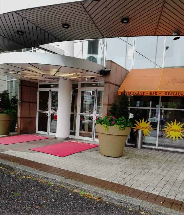 Hotellin sisäänkäynnin pääovet ja kulku hierontaan