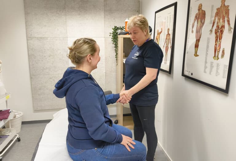 Keski-Suomen Yrittäjäjuhlassa Rela-hieroja Erika Nurmelalle Vuoden yksinyrittäjäpalkinto – “Palkinto kuuluu meille kaikille tällä alalla oleville”