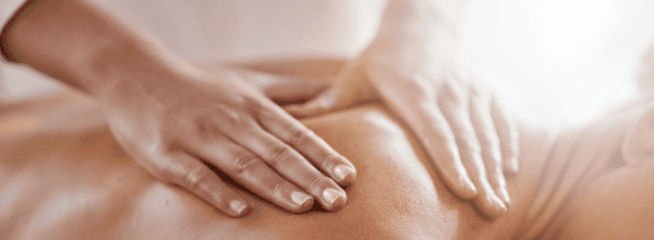 Kädet hieroo rentoutta ja hyvää oloa